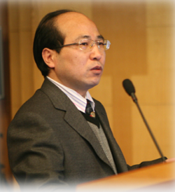 欧冠官方网站创新论坛第一千零一讲暨校庆118周年学术讲座：从天然黏土矿物绿色制备高性能SRC脱硝分子筛