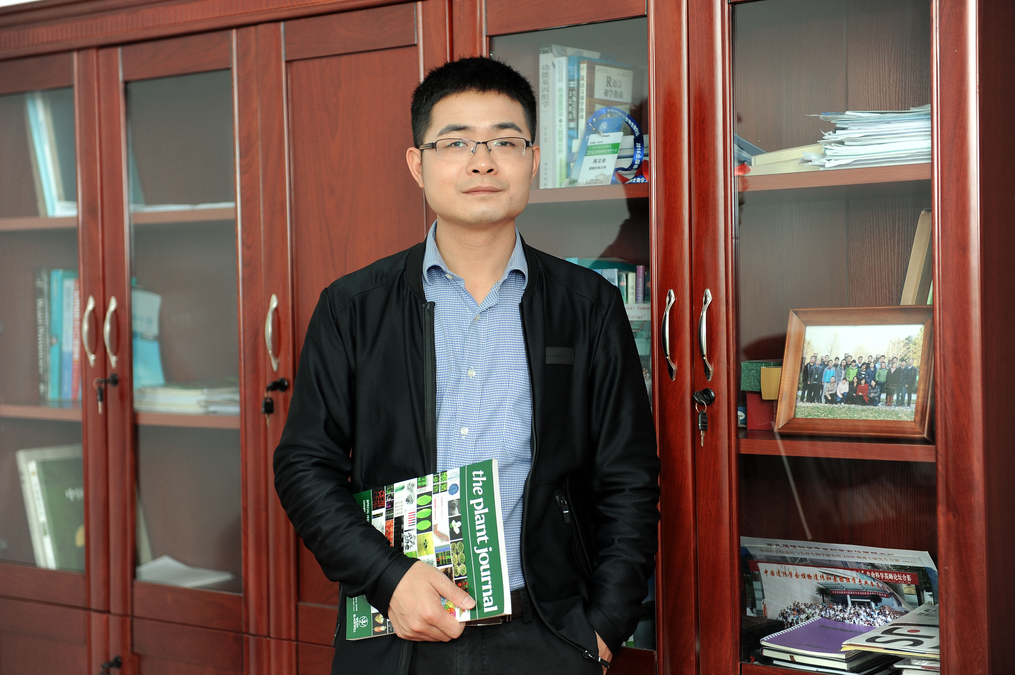 欧冠官方网站创新论坛第一千四百二十七讲：探索植物生殖与驯化的秘密—从模式植物到水果作物